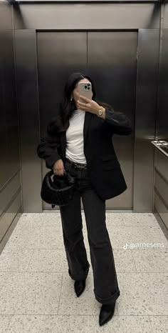 All Black Outfit Blazer, Black Jeans Outfit Chic, Jeans Noir Outfit, Ootd Jean Noir, Outfit Going Out, Jeans And Trainers Outfit, Cold Office Outfit, Outfit Blazer Noir, Black Blazer Casual Outfit