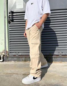 #mensfashion #mensstyle #menswear #fashionformen #mensoutfit #mensaccessories #mensclothing #mensstyleguide #mensfashiontips #mensfashioninspiration #mensstreetstyle #mensfashiontrends #mensfashionblogger #mensfashionista #mensfashiondaily Cargo Baggy Pants Outfit, Celana Kargo, Cargo Pants Outfit, Baggy Cargo Pants