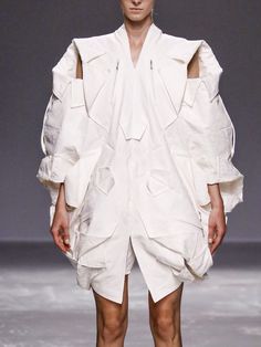 Anrealage Spring 2016 Fashion Collection Inspiration, Structural Fashion, Sculptural Fashion, 90's Fashion, Clothing Details, Fashion Inspiration Design, White Shirt