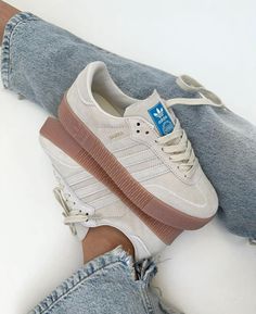 Simple Cute Work Outfits, Cute Tennis Shoes Outfit, Shoes Fall 2024, Trending Shoes Women, Jeans With Sneakers Outfit, Essential Shoes For Women, Outfit With Adidas, Casual Jeans Outfit, Sneakers 2024