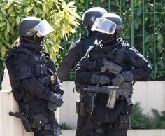 Members of France’s GIPN chat casually during some downtime. Note once again the… Black Multicam, The Kingsman, Armed Police, Grand Theft Auto Series, Military General, Strong Arm, Military Memes, Peace Officer, Swat Team