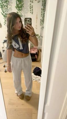 Brandy Melville Leggings Outfit, Comfy Lazy Outfits For School, Sporty College Outfits, School Outfits Cute Comfy, School Comfy Fits, Monday Fits For School, Cute Baggy Pants Outfits, Polar Fleece Outfit, How To Style Navy Blue Leggings