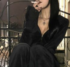 Pansy Parkinson, Photographie Portrait Inspiration, Dark Feminine Aesthetic, Foto Poses, Feminine Aesthetic, A Cross, 가을 패션, French Girl, Feminine Energy