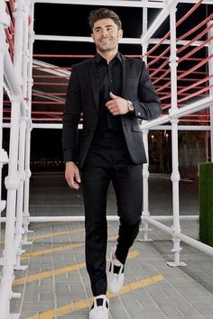 Vegas Outfit Men, Zac Efron Style, Zach Efron, Suits And Sneakers, Terno Slim, Black Outfit Men, Boo Thang, Black Suit Men, Mode Tips