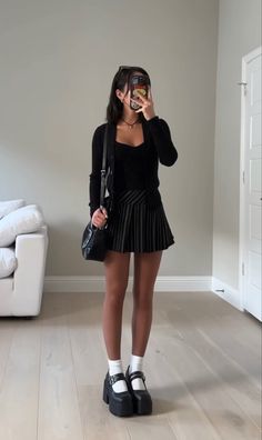 Mary Jane Outfit, Mary Janes Outfit, Mary Jane Shoes Outfit, Dinner Outfit Casual, Pumps Outfit, Estilo Indie, Skandinavian Fashion, Chique Outfits, Uni Outfits