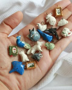 there are many small figurines in the hand