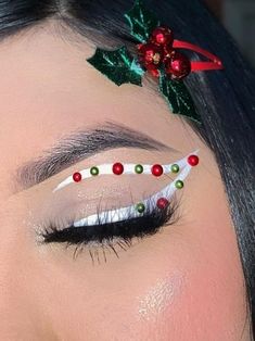 "Add a magical touch to your holiday look! These Christmas-inspired eye makeup ideas blend shimmer, bold colors, and seasonal charm for a show-stopping appearance. Perfect for beginners and pros alike!" #ChristmasMakeup #HolidayGlam #FestiveLooks #ChristmasEyeMakeup #TrendyHolidayMakeup #SparkleAndShine #HolidayBeauty #MakeupInspo #ChristmasGlow #EyeMakeupGoals Christmas Theme Makeup Ideas, December Eyeshadow Looks, Xmas Makeup Looks Simple, Christmas Looks Makeup, New Years Makeup Looks, Christmas Eye Looks, Creative Christmas Makeup Ideas, Easy Christmas Makeup Ideas, Christmas Make Up Looks