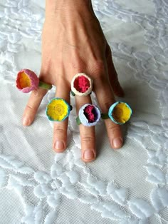 paper flower rings Vegan Accessories, Ring Paper, White Fuchsia, Paper Mache Art, Paper Ring, Felt Jewelry, How To Make Rings, Recycled Jewelry