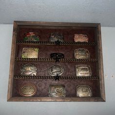 20 Buckle Rustic Western Buckle Display with Knotty Pine Plank Back. The perfect display to show off those rodeo buckles from barrel racing - Etsy Brasil Display Cases, Display Case