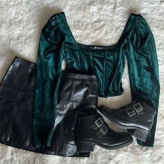 Emerald Colored Velvet Size M Corset Long Sleeve Crop Top From Zara. Zips On Side. Nwot Never Worn Dark Green Corset, Fashion Definition, Green Velvet Top, Goth Chic, Emerald Velvet, Green Corset, Velvet Corset, Real Fashion, Christmas Party Outfits