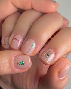 Nails Gel Korean, Simple Christmas Nail Art For Short Nails, Christmas Minimal Nails, Christmas Korean Nails, Nails With Christmas Tree, Minimal Christmas Nails, Korean Christmas Nails, Minimalist Christmas Nails, Holiday Toes