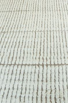 an area rug with white and brown lines on it