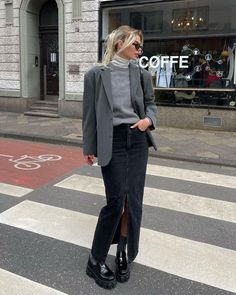 Black Denim Skirt Outfit, Long Denim Skirt Outfit, Skirt Outfit Fall, Rok Outfit, Black Skirt Outfits, Jean Skirt Outfits, Denim Skirt Outfits, Winter Skirt Outfit, Long Denim Skirt