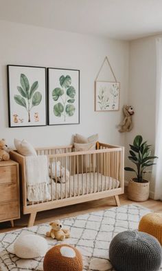 Nature-inspired gender-neutral nursery for nature lovers. Natural Baby Nursery, Natural Baby Room, Wallpaper Baby Room, Gender Neutral Nursery Ideas, Nursery Room Diy, Neutral Baby Decor, Neutral Nursery Ideas, Neutral Room Decor, Neutral Nursery Rooms