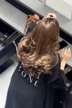 Elegant Hair Color Classy, Elegant Haircut, Lighter Brown Hair, Hairstyles Salon, Haircut Aesthetic, Soft Wavy Hair, Dark Blonde Hair Color, Long Healthy Hair, Bouncy Hair