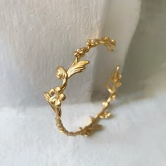 Ce bracelet floral délicat et magnifique sera parfait pour une occasion spéciale tout autant qu'il sera magnifique avec une tenue décontractée qui a besoin d'un peu de poussière de fée et d'une touche de nature. Il a deux branches chargées de beaucoup de jolies fleurs, feuilles et tiges soudées de chaque côté. Il a une toute petite perle au centre de chaque fleur. N'hésitez pas à le demander sans les perles si vous n'êtes pas du genre perle. La base en métal est flexible, donc aucun problème pou Branch Bracelet, Flowers Growing, Bohemian Bracelet, Gold Wrap, Floral Branch, Floral Bracelet, Jewelry Bridesmaid, Bohemian Bracelets, Gift Package