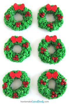 Rice Krispie Treat Wreaths Green Rice Krispie Treats, Christmas Dessert Platter, Fun Rice Krispie Treats, Dessert Platters, Treats For Christmas, Christmas Party Treats, Peppermint Marshmallows