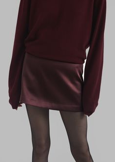 Maroon Satin Skirt Outfit, Burgundy Mini Skirt Outfit, Burgundy Skirt Outfit Fall, Silk Mini Skirt Outfit, Maroon Clothes, Satin Mini Skirt Outfit, Burgundy Skirt Outfit, Satin Outfit, Skirt Outfit Fall