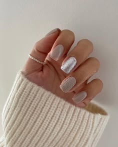 60+ Trendy Cute Short Winter Nails [2024] To Rock The Winter Season Christmas Classy Nails, Christmas Nails Silver, Cute Short Winter Nails, Snowflake Christmas Nails, Short Winter Nails, Trendy Winter Nails, Short Classy Nails, Short Coffin Nails Designs, Dark Pink Nails