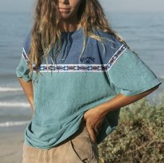 Plain T Shirt And Jeans Outfit, Hippie Elegante, Surf T Shirts, Surf Tshirt, T Shirt Photo, Pullover Designs, Cute Fits, Photo Colour