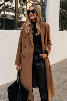 Winter Coat Street Style, Black Leather Pants Outfit, Brown Winter Coat, Camel Coat Outfit, Trendy Work Outfit, Office Clothes, Look Office, Leather Pants Outfit, Outfit 2022