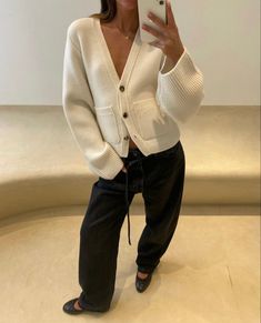 Women’s Jacket Outfit, White Cardigan Outfit Spring, Look Adidas, Estilo Indie, Skandinavian Fashion, Uni Outfits, Cold Outfits, Cute Fall Outfits