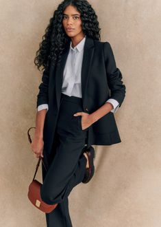 Straight suit jacket;Unfitted;Fitted collar;Patch pockets;Button fastening at bottom of sleeve;Middle front button fastening;Lined;Length from shoulder 73 cm / 28.7 in (for a 36) Female Ceo Outfits, Women Wedding Suit, Black Womens Suit, Female Ceo, Boss Lady Outfit, Lady Outfits, Masc Women, Corporate Fashion, Professional Wear