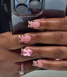 Short Acrylic Thanksgiving Nails, Ghana Nail Designs, Simple Short Nail Designs Autumn, Neutral Nail Color Ideas, French Tip Thanksgiving Nails, Light Pink Cheetah Nails, Christmas Overlay Nails, Short Square Thanksgiving Nails, Short Graphic Nails