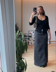 Long Dress Concert Outfit, Long Skirts Outfit Aesthetic, Long Black Maxi Skirt Outfit, Styling Maxi Skirt, Grey Maxi Skirt Outfit, Long Skirts Outfit, Jean Skirt Black, Black Maxi Dress Outfit, Black Denim Skirt Outfit