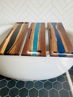 a bath tub with two wooden trays sitting on top of it