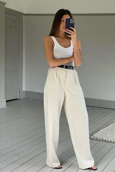 Foto: smythsisters - Confira as MELHORES combinações para dias de pouca inspiração. looks coringas, combos fáceis de montar e combinar, visuais trendy com cores práticas e até tottal white. Se você procura um look minimalista que combine peças com regata branca e calça de alfaiataria confira nosso artigo com esta e outras inspirações. White Dress Sneakers, Romantic White Dress, Plain Tank Tops, Simple Tank Tops, White Crop Tank, White Crop Top Tank, Tank Outfit, Tank Top Outfits, Styling Inspiration