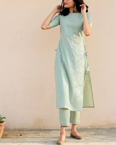 Simple suit set Long Kurta Designs, Plain Kurti Designs, डिजाइनर कपड़े, Stylish Kurtis, Stylish Kurtis Design, Simple Frocks, Simple Kurti Designs