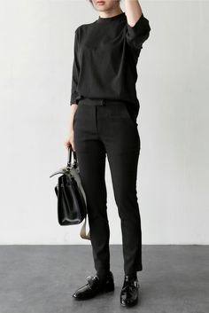 ♡ P I N T E R E S T : narcolepticbean ♡ Minimalisticky Chic, Minimalist Outfits, Trousers Outfit, Black Wardrobe, Fotografi Vintage, Uni Outfits, Fashion Friday, Black Outfits