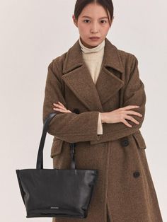 Composition : Body : Cotead Leather 100% / lining : wool 50% poly 50%Color : BlackCountry of Origin : KOREA Black Shoulder Bag For Business In Fall, Elegant Brown Bag For Winter, Elegant Brown Winter Bags, Chic Formal Shoulder Bag For Fall, Chic Formal Fall Shoulder Bag, Chic Fall Formal Shoulder Bag, Chic Leather Bags For Winter, Chic Brown Bags For Winter, Wool Travel Bags For Fall