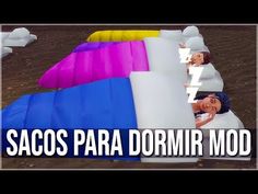 an inflatable couch with two people laying on it and the words sacos para dom