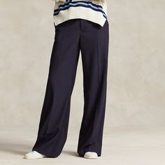 Diese Hose aus Stretch-Wollfaille mit hoher Leibhöhe und weitem Bein besticht durch eine klare Linienführung und Bügelfalten an beiden Beinen. Ralph Lauren Womens Clothing, Pantalon Large, Ralph Lauren Home, Ralph Lauren Womens, Jumpers And Cardigans, Trousers Women, Women Brands, Wide Leg Pants, Polo Ralph