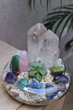 Crystal Desk Decor, Crystal Display Ideas Decor, Crystal Bowl Decor Ideas, Crystal Terrarium Diy, Diy Crystal Crafts, Crystal Gardens, Crystal Bedroom, Spiritual Altar