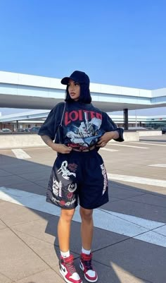 Street Shorts Outfit, Streetwear Outfit Shorts, Urban Summer Outfits Black Women, Streetwear Shorts Outfit, Big Shorts Outfit, Female Streetwear Outfits, Urban Street Style Women