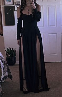 Really Fancy Dresses, Vigilante Oc, Hot Outfit Ideas, Black Homecoming Dress, Prom Dress Inspiration, Pretty Prom Dresses, Prom Outfits, Glam Dresses, Really Cute Outfits