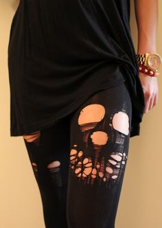 So cute!! Be even better on the knees!! Skull Tights, Diy Leggings, Ripped Tights, Diy Skulls, Horror Vintage, Skull Fashion, Estilo Punk, Skull Shirts, Skagen