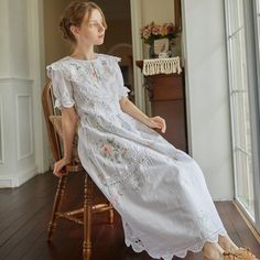 E-commerce clothes for the modern and chic women Elegant Cotton Dresses With Relaxed Fit, Elegant Cotton Dress With Relaxed Fit, Vintage Relaxed Fit Dress, Spring Vintage Relaxed Fit Dress, Spring Relaxed Fit Dresses, Feminine Dresses For Workwear, Casual Daywear Dresses, Feminine Dresses For Work, Spring Formal Dress With Relaxed Fit