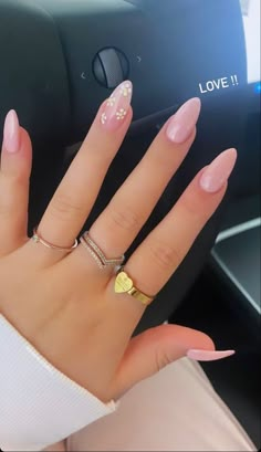 Almond Nails Ring Finger Design, Pink Flower Nails Aesthetic, Pink Almond Nails Flower Design, Nail Ideas For Short Nails Spring, Cute Pink Nails Almond Shape, Pastel Pink Nails Design Simple, Pastel Pink Acrylic Nails Almond, Cute Almond Nails Design Simple Pink, Baby Pink Nail Art Designs