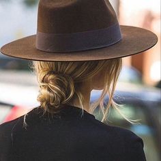 Model Pose, Bohol, Elsa Hosk, Stylish Hats, Olivia Palermo, Hairstyles Ideas, Outfits With Hats, Gigi Hadid, Hair Hairstyles