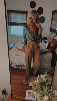 Hippie Office Outfit, Boho Work Outfit, Therapist Outfit, Business Casual Look, Buisness Casual, Look Boho Chic, Khaki Trousers, Business Casual Work, Stylish Work Attire