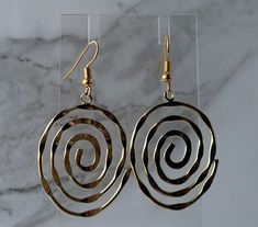 gold Swirl Dangle Earrings Free shipping in the USA I do not ship invoices unless requested. Feel free to message me if you have any questions. I would be happy to help. Other Spiral Jewelry: https://www.etsy.com/listing/1726258816/gold-swirl-dangle-earrings?click_key=da12e1e3f209b3b0b73b35f783b4d2f4cd2dda7b%3A1726258816&click_sum=f33fd3cd&ref=shop_home_active_6&pro=1&frs=1&sts=1 https://www.etsy.com/listing/1724383576/silver-swirling-dangle-earrings?click_key=842eeabadb23eadfe3cbbefc14b8ab17210 Gold Swirl Metal Earrings, Gold Swirl Nickel-free Earrings, Gold Swirl Earrings With Ear Wire, Swirly Earrings, Geometric Spiral, Spiral Jewelry, Aluminum Jewelry, Earrings Trendy, Swirl Earrings