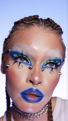 Макияж макияж глаз необычный макияж синий макияж Funky Makeup, Punk Makeup, High Fashion Makeup, Effects Makeup, Eye Makeup Ideas, Graphic Makeup, Everyday Makeup Routine