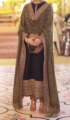 Habits Musulmans, Velvet Dress Designs, Indian Designer Suits, Pakistani Wedding Outfits, Traditional Indian Outfits