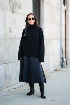 Black Skirt Outfit Ideas, Black Skirt Outfit, Black Skirt Outfits, Black Skirts, Black Jeans Outfit, 2025 Fashion, Pant Trends, Outfit Formulas