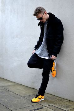 menstyled:  (via streetstylemarket) Urban Poses, Dark Jeans Outfit, Bright Shoes, Guys Style, Yellow Sneakers, Nike Shoes Outfits, Nike Free Run, 90s Outfit, Nike Flyknit