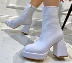 This beautiful and stylish comfortable boot is just for you. It does not disturb the heel and allows you to move comfortably. It will be your savior in all your combinations with its white color. Heel high: 9 cm. Wedding Boots For Bride, White Boots Women, Boot Wedding, Bride Boots, White Gogo Boots, White Platform Boots, Retro Bridal, Stylish Bride, Bridal Boots